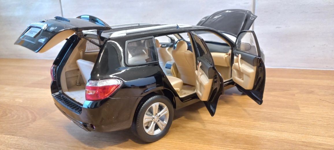 Model Toyota Highlander skala 1:18