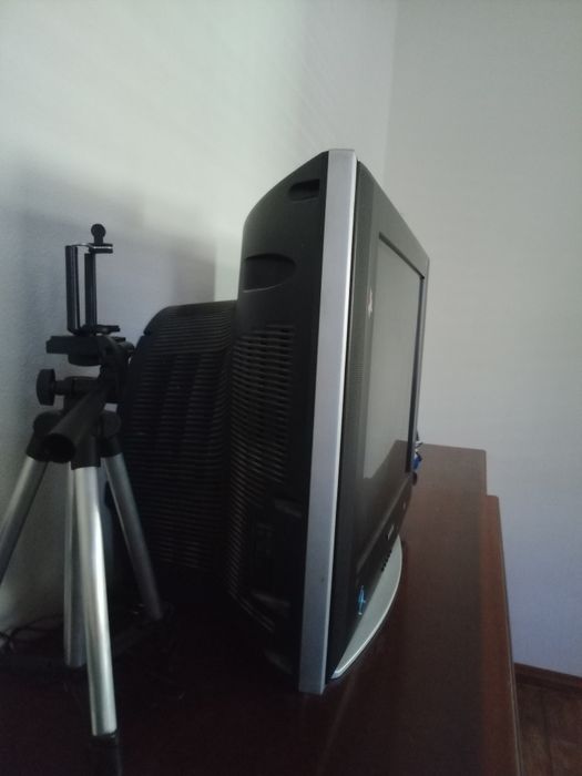 Tv Samsung de tubo e controle tá a funcionar