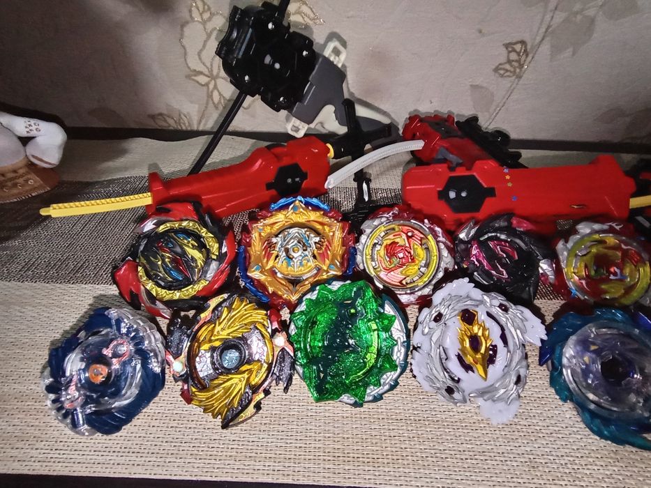 Колекція іграшок Бейблейд (Beyblade) та пускових пристроїв з ареною