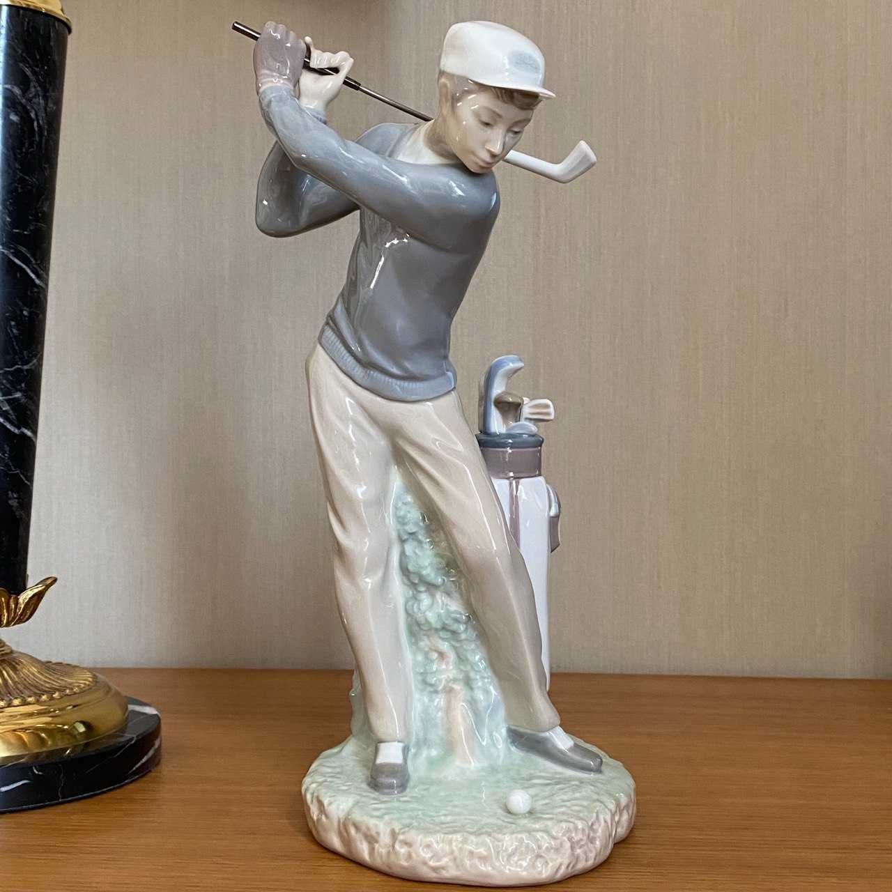 Фарфоровая статуэтка Lladro «Гольфист».