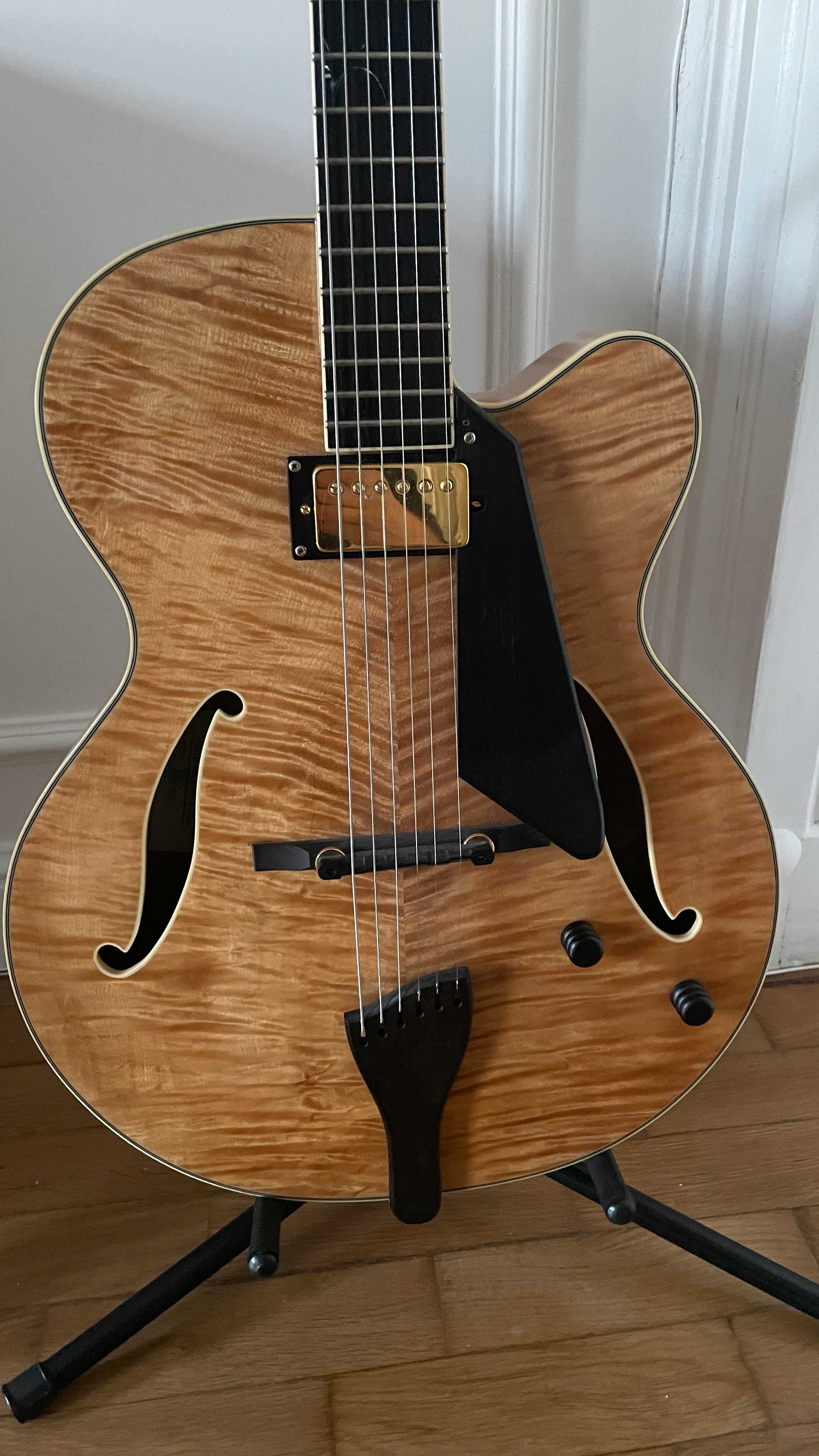 Gitara jazzowa Peerless Leela