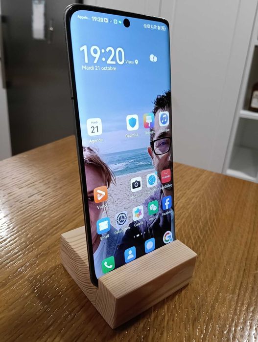 Suporte de Telemóvel em Madeira Natural (7x7cm) – Artesanal