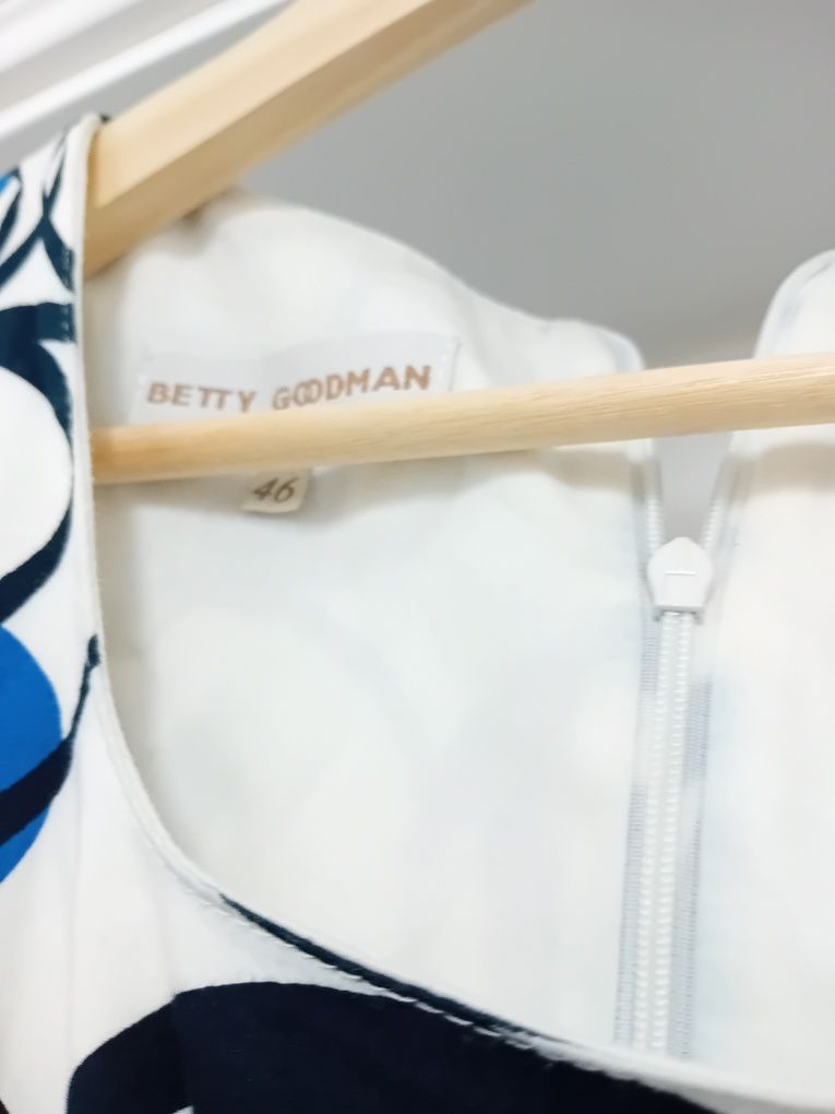Vestido branco às bolinhas