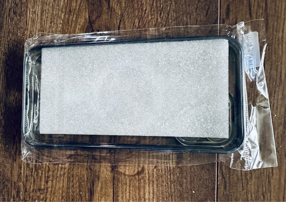 Продам новый чехол на айфон 14 про макс
