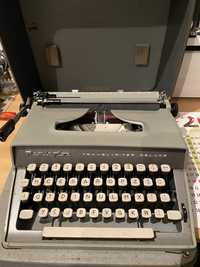 Maquina de escrever antiga com mala