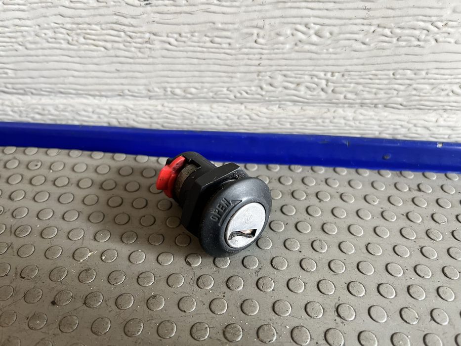 Zamek fotela  klapki zbiornika beta rr 50 125