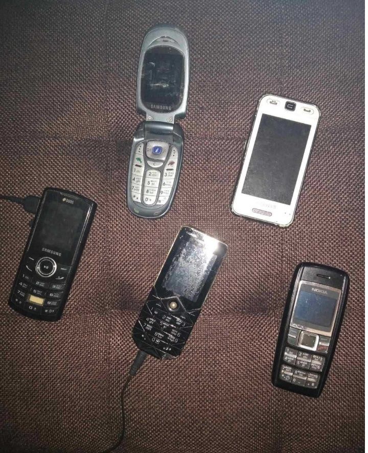 Продам телефони.