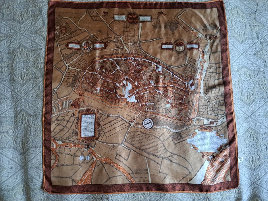 Платок 100 %silk. Карта.