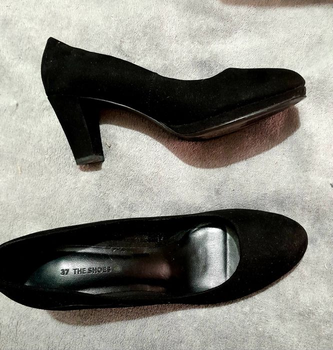 Sapatos de camurça pretos de  6 cm de salto