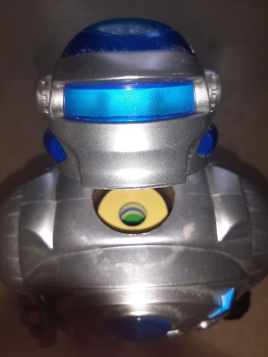 Робовоїн страж на пульті керування. Робот ходить, стріляє