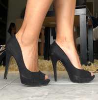 Sapatos salto alto pretos