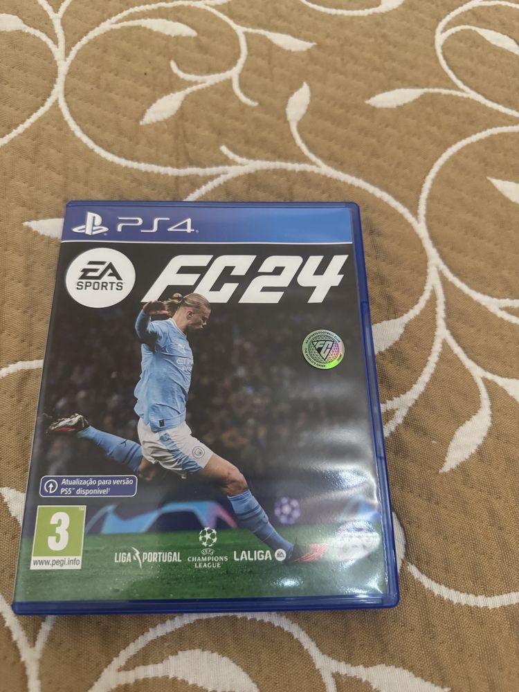 PlayStation 4 + dois comandos + 5 jogos