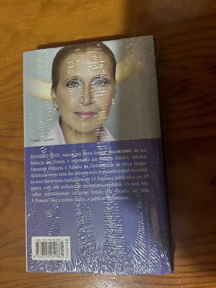 Livro uma vida perfeita -Danielle Steel