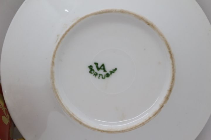 Chávena Café Fer-Rouge Floral e Ouro Vista Alegre Pintada à Mão 1947