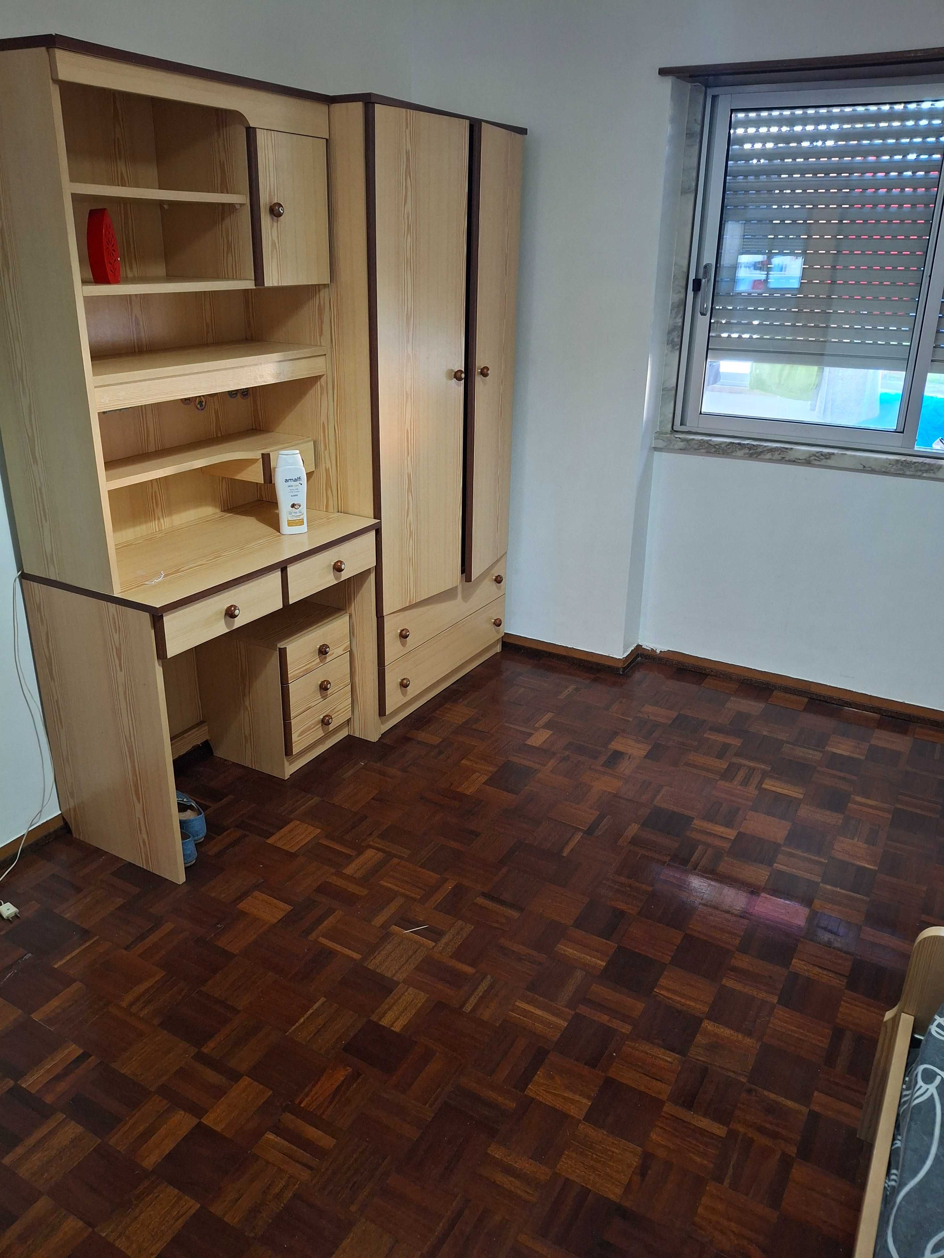 Alugo quarto em amora