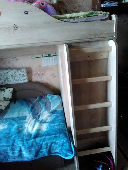 Кровать-горка со встроенным шкафом