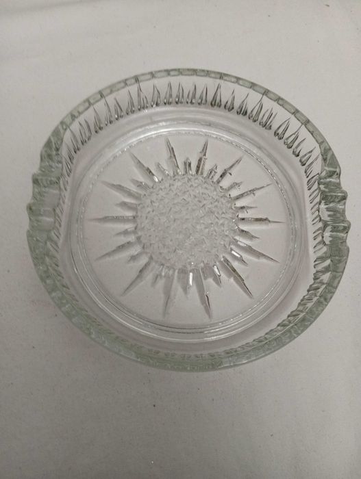 Cinzeiro em vidro com 18 cm de diâmetro