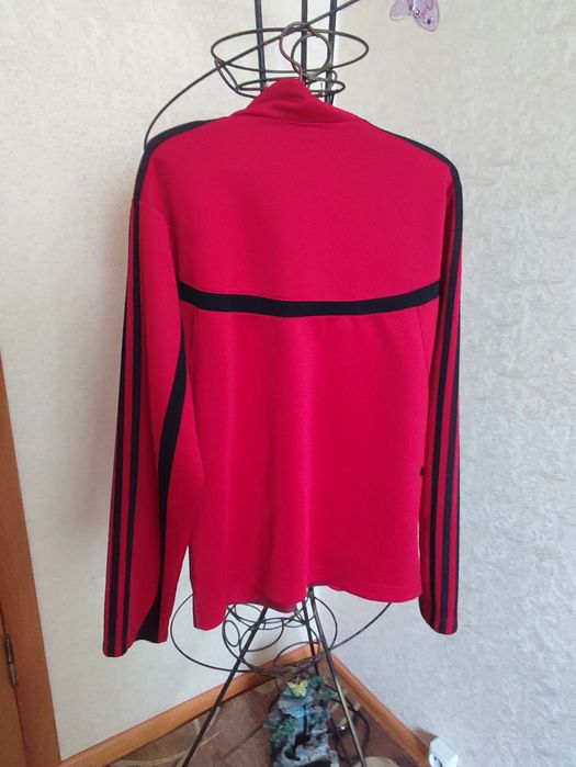 Спортивна кофта і світшот.