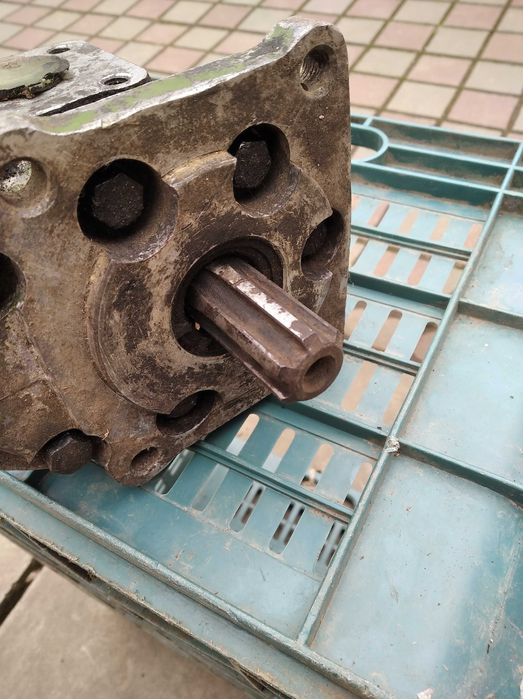 Насос лівого оберту до ЮМЗ