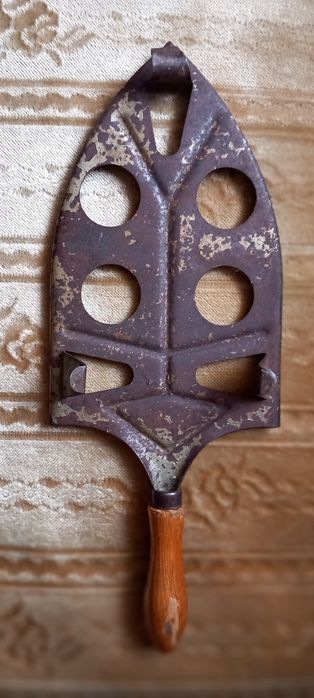 Zabytkowa metalowa podstawka pod żelazko.