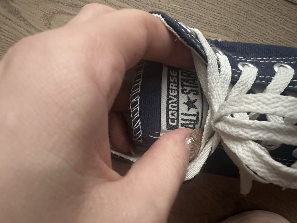 Granatowe converse