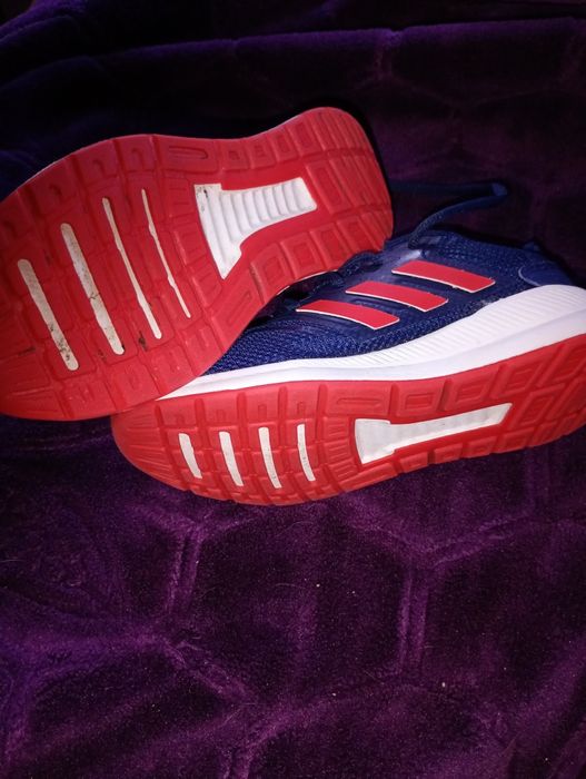 Świetne granatowo-pomarańczowe adidaski
