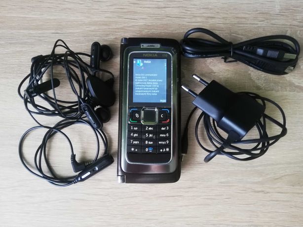 Nokia E90 Communicator + akcesoria