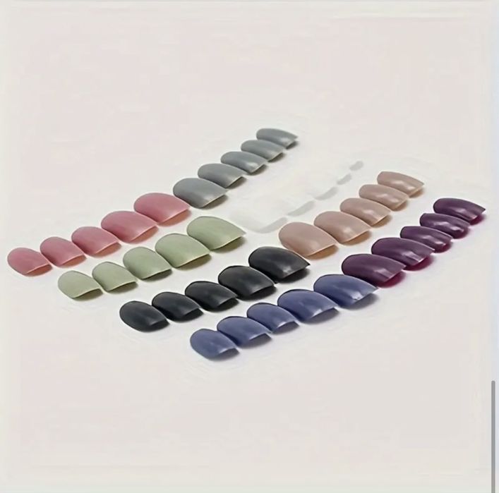 Domowy manicure, nakładane paznokcie