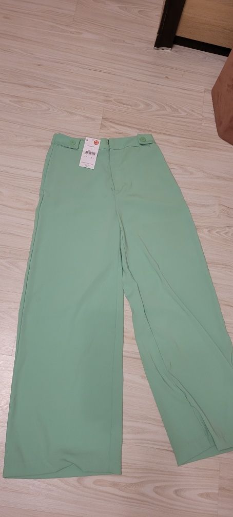 Zielone spodnie z metka