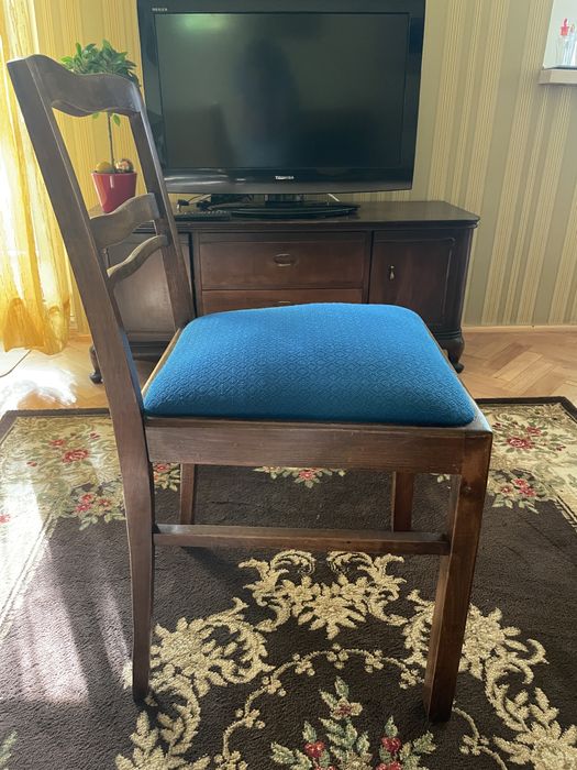 Stylowe krzesła vintage – ciemne drewno, niebieskie siedziska