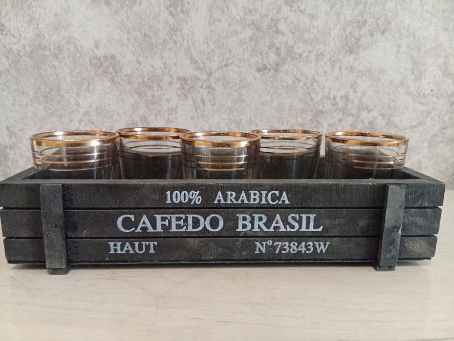 Набор стопок с позолоченным рисунком.