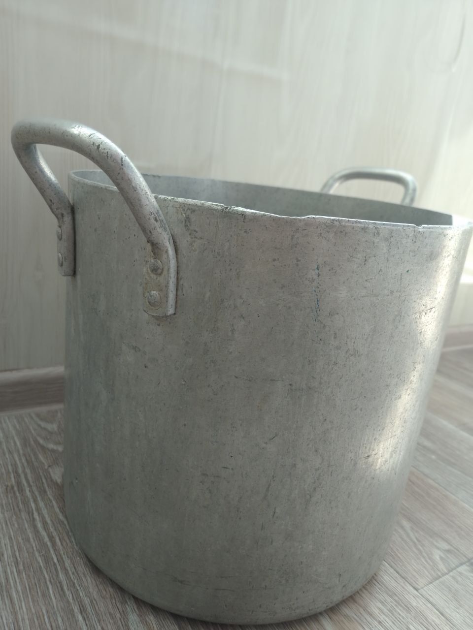 Продам велику алюмінієву каструлю.