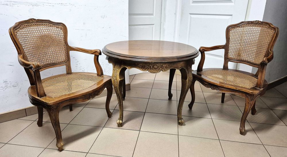 Zestaw w stylu Ludwikowskim stół dwa krzesła z rafią lata '60 vintage