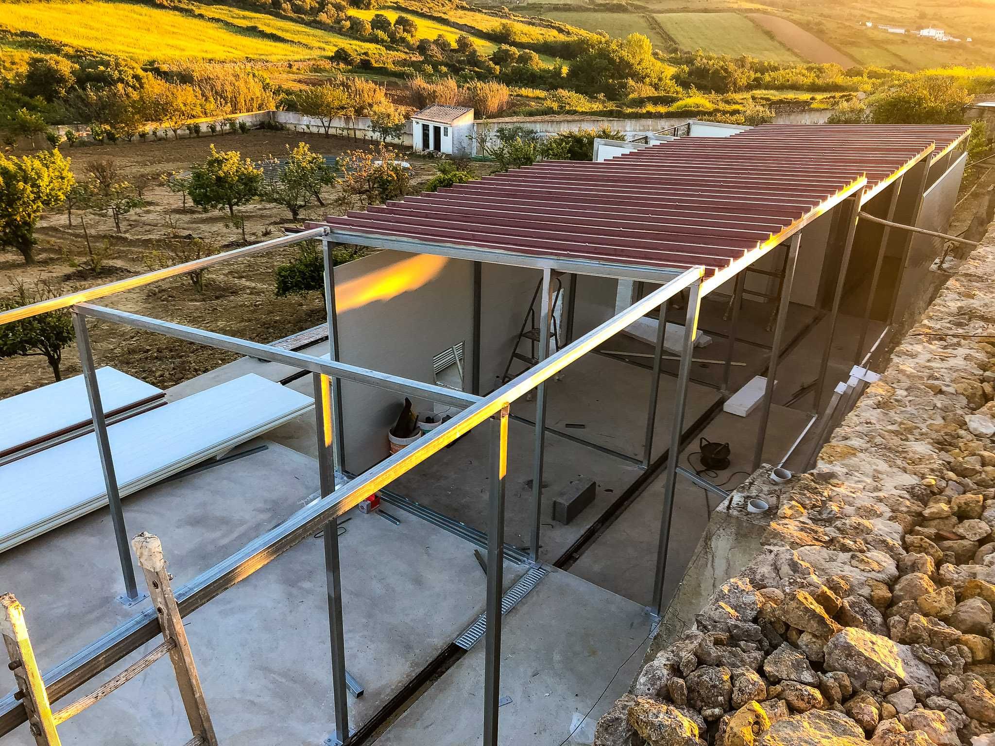 Canil Profissional Modular 8 Boxes | Aço Galvanizado + Chapa Isolada