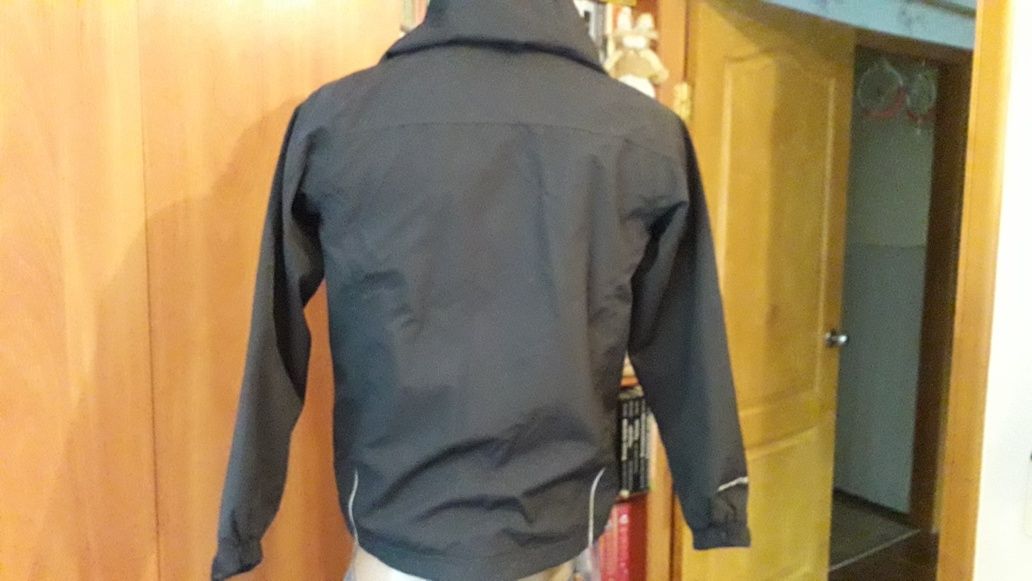 Продам дитячу вітровку Karrimor на 11-12р.