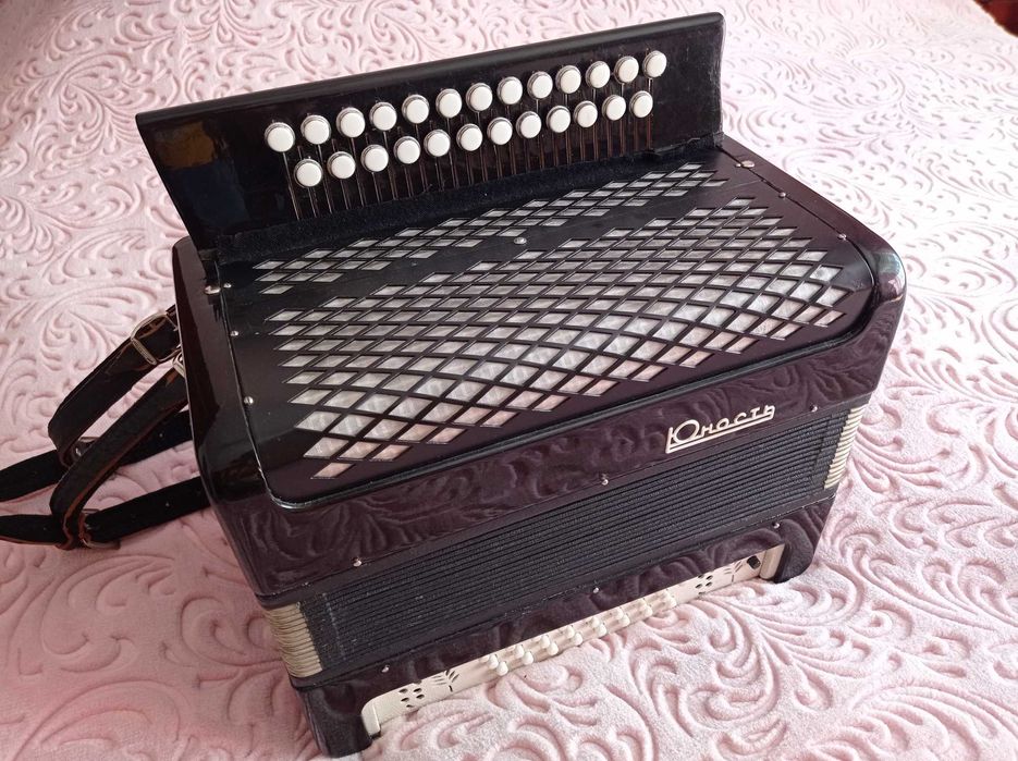 Гармонь "Юность" перероблена з баяна