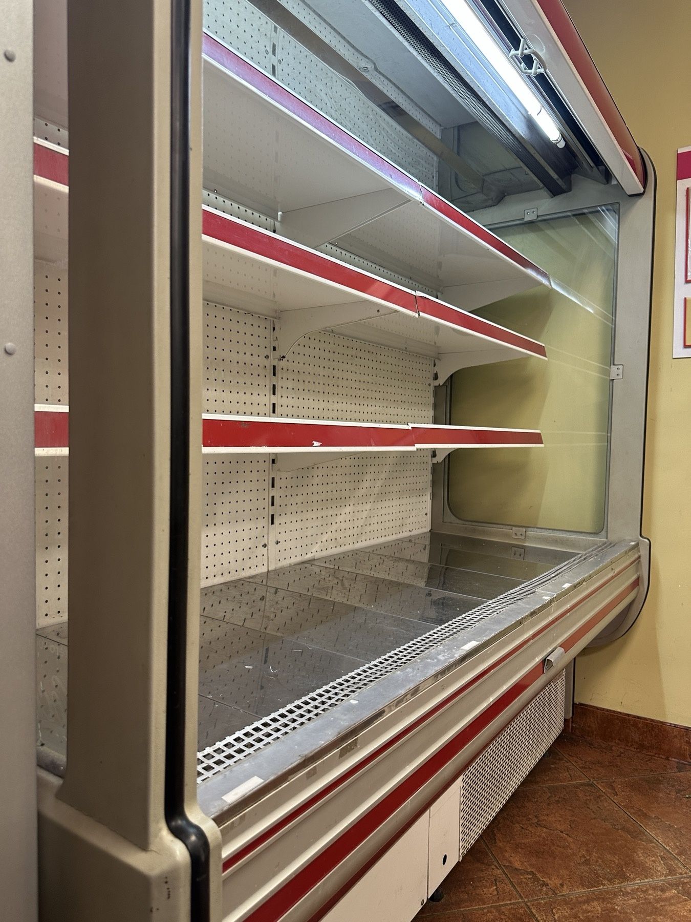 Пристінні холодильні вітрини