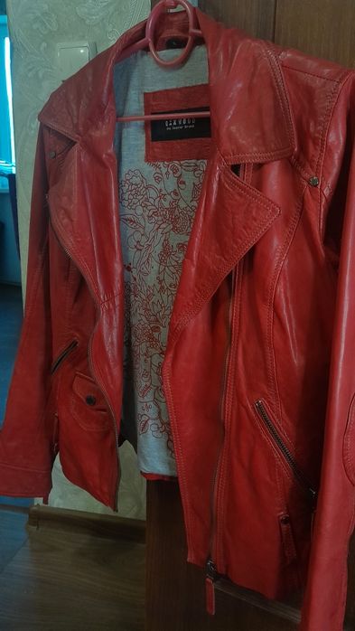 Червона шкіряна куртка з м’якої натуральної шкіри.