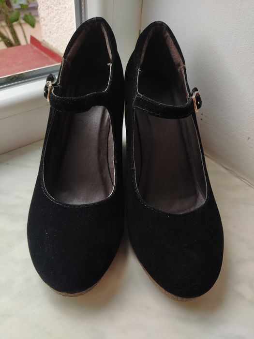 Замшеві чорні жіночі туфлі на танкетці