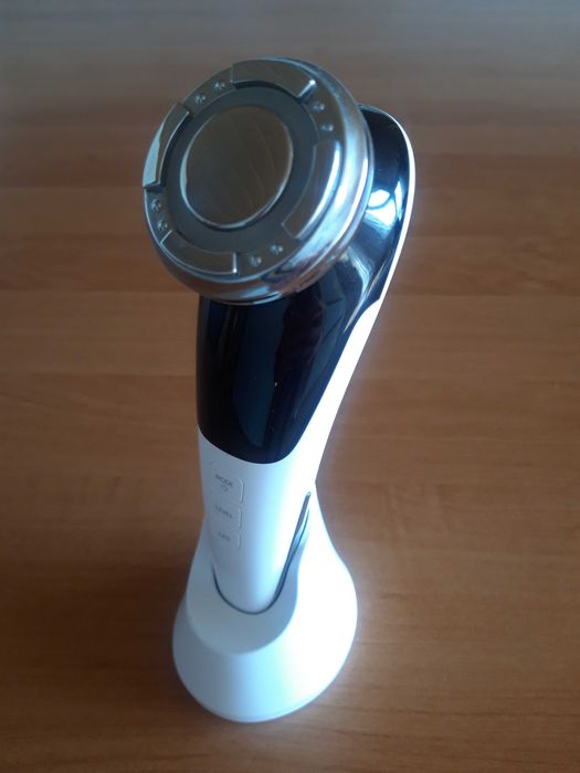 Mezoterapia bezigłowa - masażer EMS twarzy