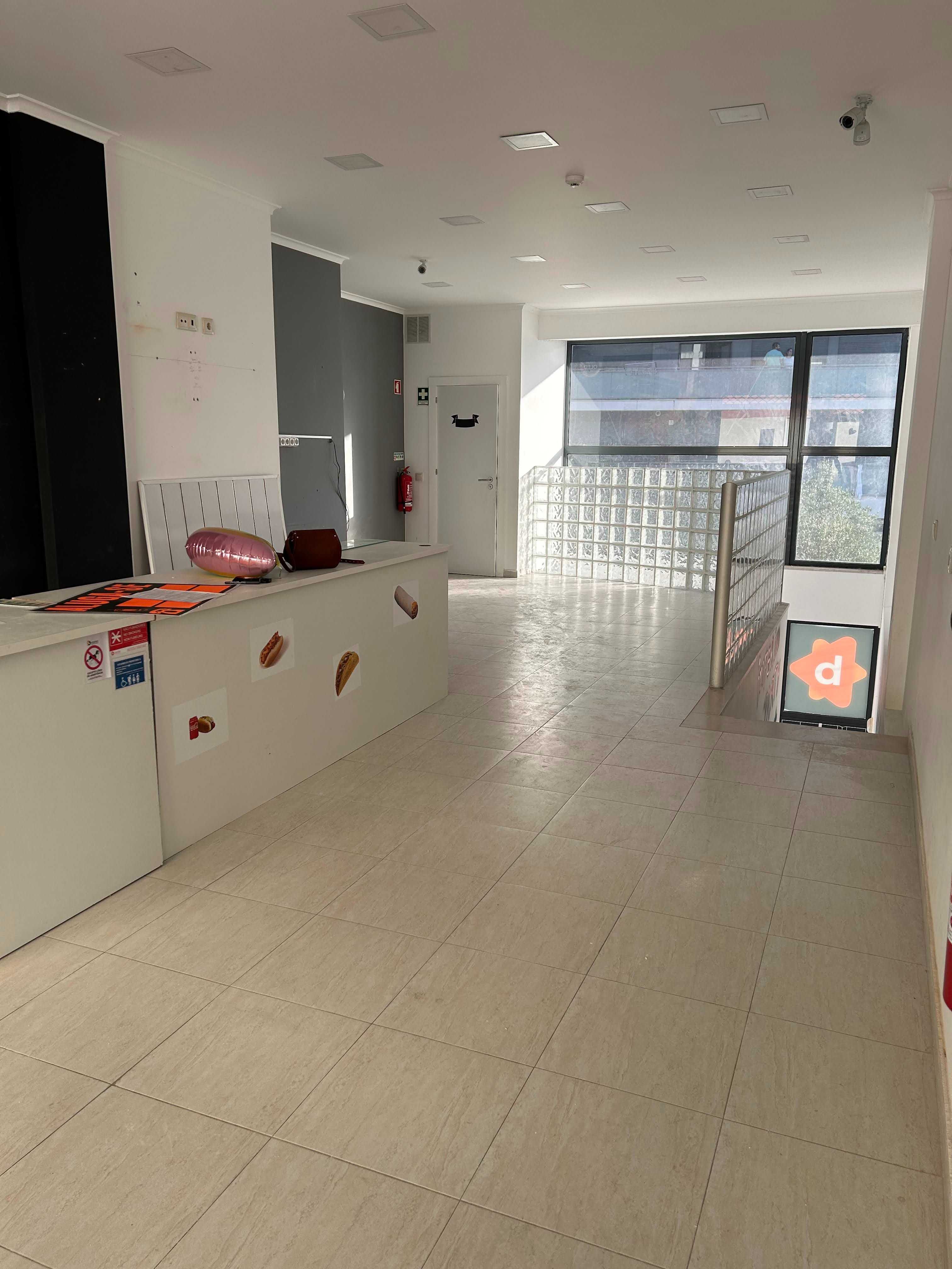 Arrenda-se espaço comercial/loja em Loures