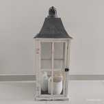 Duży lampion stylowy drewniany z metalowym daszkiem.