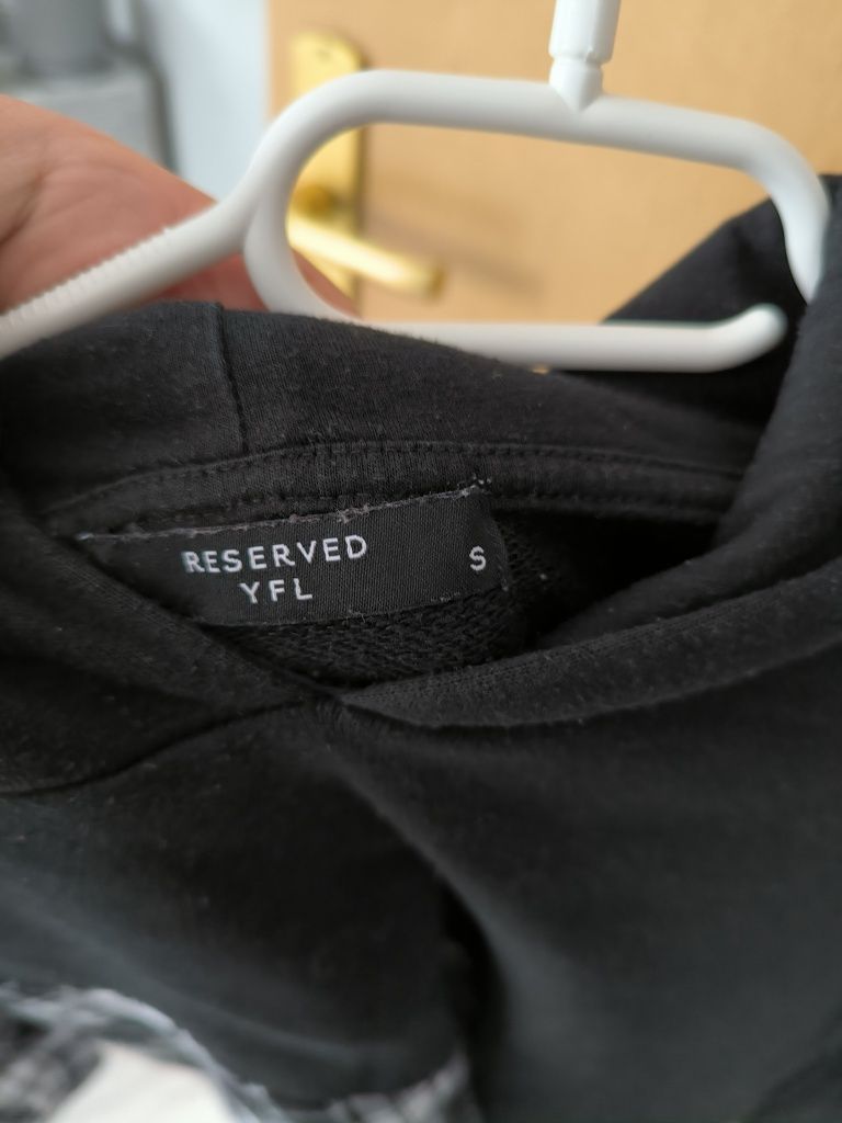 Długa bluza z kapturem z koszulowym akcentem Reserved
