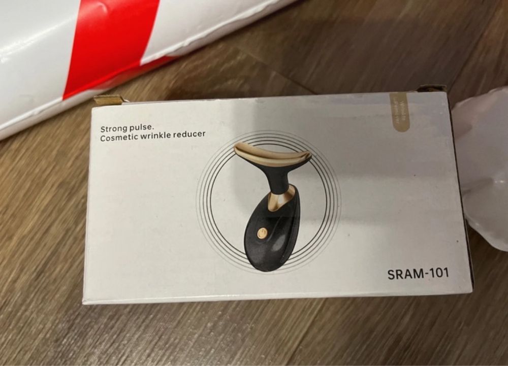 Masażer do twarzy wibracje nowy biały z złotem idealny na prezent