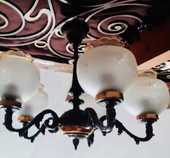 Люстра на стелю, литво, метал.