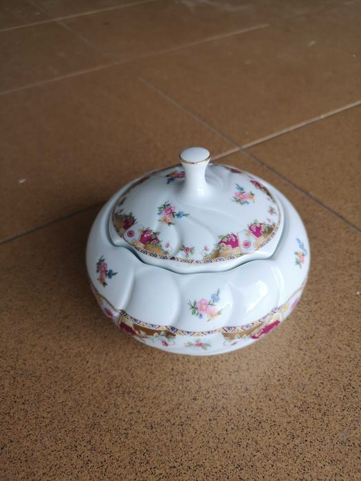 Loiça em porcelana.