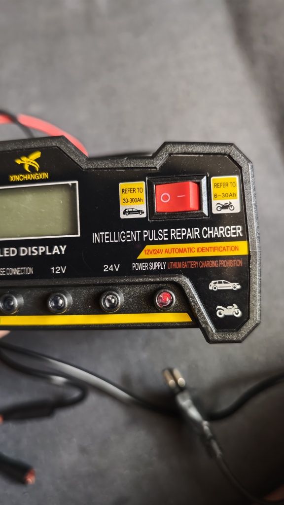 Prostownik inteligenty automatyczny 12//24v  LCD puls