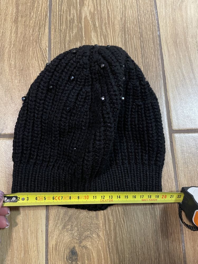 Czarna czapka z czarnymi ozdobami