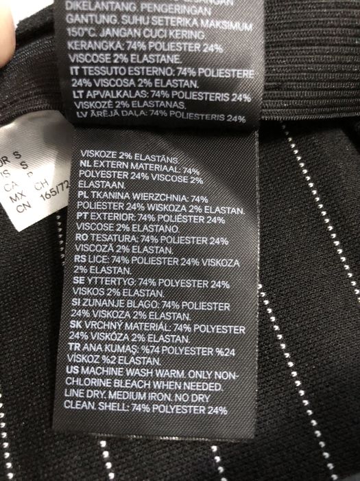 Czarna spódniczka w białe paski
