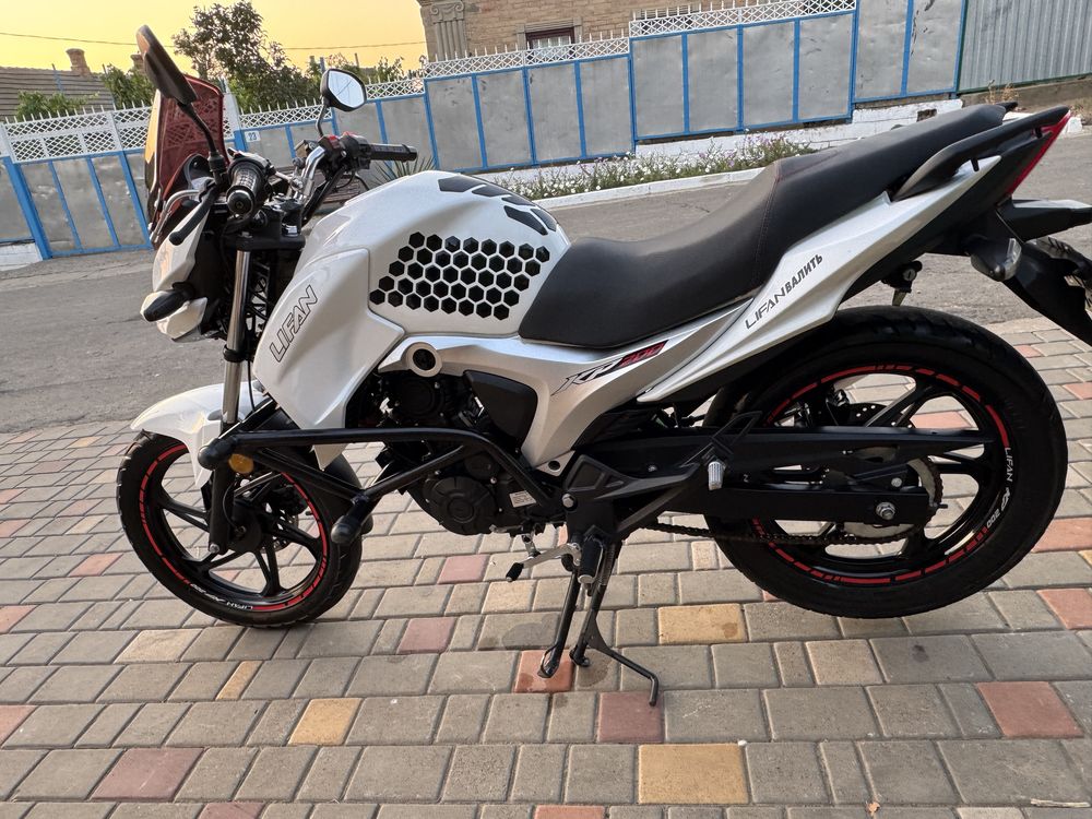 Мотоцикл Lifan kp200